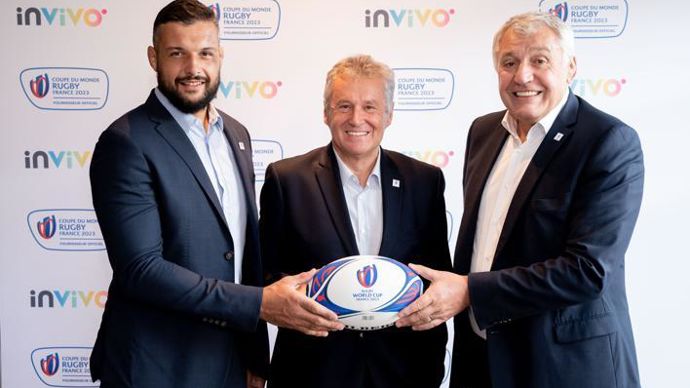 « Le rugby, c’est un peu ma deuxième famille, je suis ravi de lancer cette coupe du monde du territoire et du terroir », s’est réjoui, le 29 septembre devant la presse, Thierry Blandinières, DG d’InVivo (au centre), entouré de Damien Chouly, joueur à l’USA Perpignan (à g.) et Claude Atcher, DG de France 2023. © INVIVO